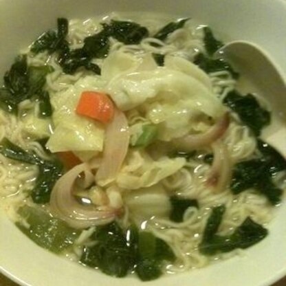 炒めお野菜入れると、スープの味が、ぐぐっと美味しくなりますよね。薄めのスープにして、ワカメも入れてみました。ヘルシーだわ～～。ごちそうさまでしたっ。